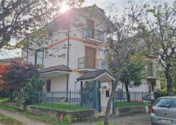 Villa Bifamigliare in zona residenziale 