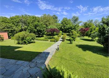 Casa singola con grande giardino