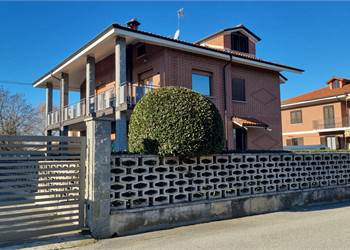 Villetta bifamigliare con giardino e cortile