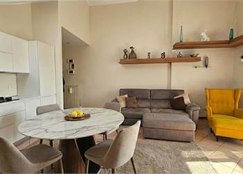 Graziosa Mansarda con Terrazzo e Doppi Servizi in Zona Residenziale