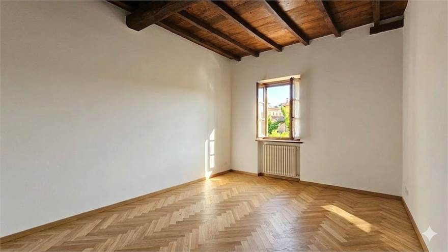 camera 2 vuota con parquet